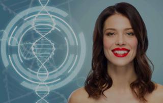 Όμορφη, χαμογελαστή γυναίκα σε εργαστηριo που αντιπροσωπεύει τη σύγχρονη επιστήμη του DNA και τη γενετική διατροφή.