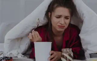 Συναισθηματική υπερφαγία: Τι λένε οι ειδικοί για την τροφή ως συναισθηματικό καταφύγιο